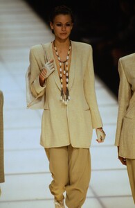 88729097_giorgio-armani-ss-1994(7).thumb.jpg.9c4192548b1cb01b99bf641b5b080aa4.jpg