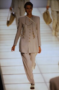 929240668_giorgio-armani-ss-1994(4).thumb.jpg.4bae11b44da30f852285518737f890fd.jpg