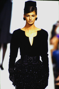 97817035_valentino-hc-fw-1990(25).thumb.jpg.42c34e35f7be5980bbd49d3128ebee27.jpg