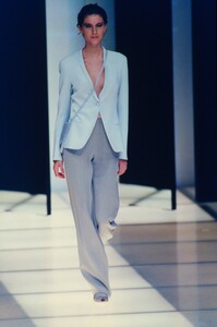 986157248_giorgio-armani-ss-1998(3).thumb.jpg.363e09e0e3bc67d41213a48fd2ef8177.jpg