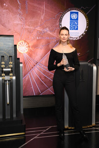 Behati+Prinsloo+Empire+State+Building+Behati+E_q7Xm_0rZ7l.jpg