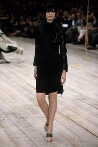 ALEXANDER-MCQUEEN-SPRING-1999-RTW-01-ERIN-OCONNOR.jpg