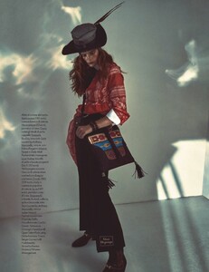 Alexina-Graham-Bohemian-Editorial15.thumb.jpg.d2513db21da53fdf29aff9d060cd1e3b.jpg