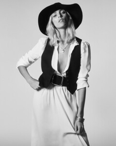 Anja-Rubik-Zara-SS20-06.thumb.jpg.b0f497ffe107617271ab4add797a80a3.jpg