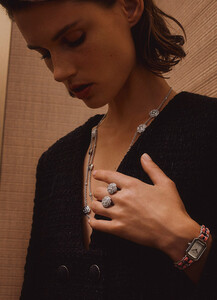 CHANEL-Spring-2020-Over-The-Moon-04.thumb.jpg.6ecf9b8f24ea9737c3b3a97046cdb1ed.jpg