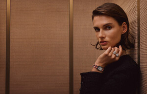 CHANEL-Spring-2020-Over-The-Moon-09.thumb.jpg.b68c03342ce32fa94af4d433d02a8539.jpg