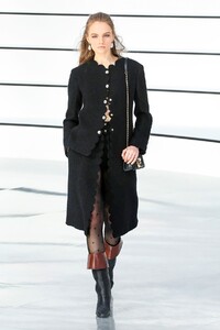Chanel-RTW-FW20-Paris-2913-1583232758.thumb.jpg.bbc20cb3edfb4cf9c03710df56f6e910.jpg