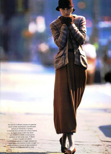 Felice_Chatelain_Vogue_Italia_July_August_1987_04.thumb.png.32450121c7e392e526df8d87c89c84da.png