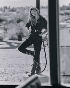 Free-People-Denim-Spring-2020-Lookbook10.thumb.jpg.8d1bade8fb38c5ce6ea4888911e71486.jpg