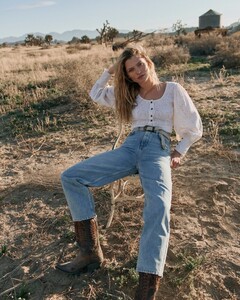 Free-People-Denim-Spring-2020-Lookbook13.thumb.jpg.24dad9333dc3c7437cd969b6fffd7d76.jpg