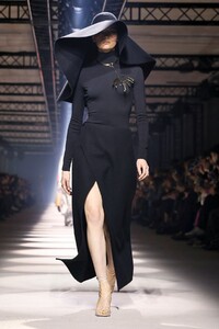 Givenchy-RTW-FW20-Paris-1935-1583095137.thumb.jpg.6d3d99ce58476532b1e1f3132f99b949.jpg