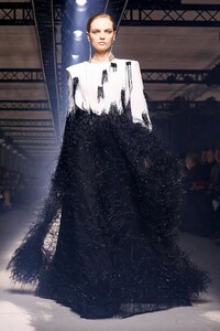 Givenchy-RTW-FW20-Paris-2247-1583095559.thumb.jpg.d4e6a9c8b969fd4adee678e31aa22a6b.jpg