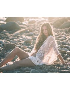 Janaina-Reis-by-Shaun-Guckian-4.thumb.jpg.e286f021942468676fc46042b1b0cfa5.jpg