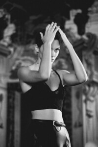Kendall-Jenner-Reserved-FW19-02.thumb.jpg.271c09bd4c1dc0d99a34ddef39631045.jpg