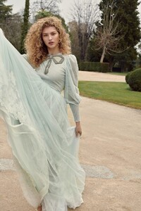 Olivia-Frolich-Vogue-Spain-Dorit-Revelis-6-683x1024.thumb.jpg.bfd8eb8a6d03fe31b073fef28662d25d.jpg