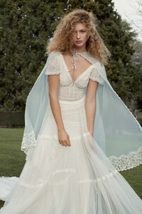 Olivia-Frolich-Vogue-Spain-Dorit-Revelis-7-683x1024.thumb.jpg.2a3c27af9e4016a4eb30fcbfce636333.jpg