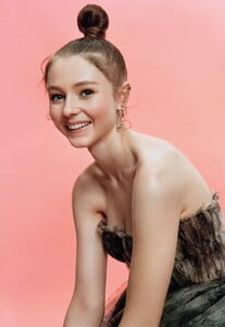 Thomasin-McKenzie-Vanities-09-2019-lede.jpg