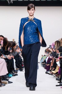 Valentino-RTW-FW20-Paris-1658-1583084579.thumb.jpg.4d12dfe80ab70a86bcadd54de8cb4e04.jpg