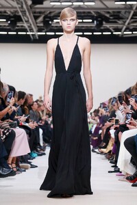 Valentino-RTW-FW20-Paris-1708-1583084642.thumb.jpg.c7fbb2ed5ff78db9cd7419855ae01fa3.jpg