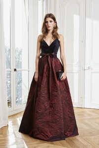 Zuhair-Murad-Fall-2020-credit-Thomas-Nutzl-00034.thumb.jpg.b28ace0a237e270286a2b2203c891b63.jpg