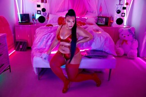 adam-selman-for-savage-x-fenty-spring-2020-ad-campaign-the-impression-00534e9405e82aeb7e9d2a33ae513f25c91_thumb.jpg