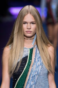 anna-ewers-at-versace-spring-summer-2017-fashion-show-at-milan-fashion-week_7.jpg