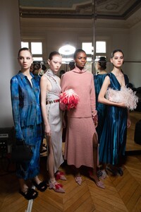 backstage-defile-altuzarra-automne-hiver-2020-2021-paris-coulisses-104.thumb.jpg.310035d3fec0ed0a9e72e63ea5063359.jpg