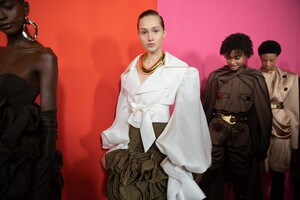 backstage-defile-balmain-automne-hiver-2020-2021-paris-coulisses-189.thumb.jpg.8089667028f08c299f678fccb673d8ef.jpg