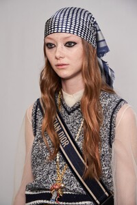 backstage-defile-dior-automne-hiver-2020-2021-paris-coulisses-109.thumb.jpg.1b7623a8a01b55a2f632c1f5372733a2.jpg