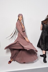 backstage-defile-dior-automne-hiver-2020-2021-paris-coulisses-171.thumb.jpg.92219c4d28fcd04f915916c0ee425034.jpg