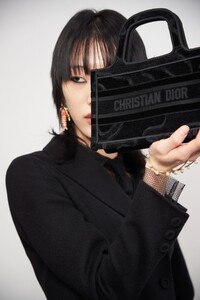 backstage-defile-dior-automne-hiver-2020-2021-paris-coulisses-211.thumb.jpg.5f90d160fc33f19b32fb62181d4eb88d.jpg