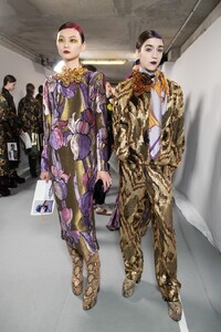 backstage-defile-dries-van-noten-automne-hiver-2020-2021-paris-coulisses-100.thumb.jpg.3be3f7a3a7fbf79aa60cf7708f200bd6.jpg