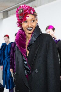 backstage-defile-dries-van-noten-automne-hiver-2020-2021-paris-coulisses-216.thumb.jpg.8d2e24dcc89ed33ebf3ef8063ad807de.jpg