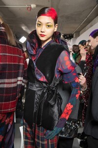 backstage-defile-dries-van-noten-automne-hiver-2020-2021-paris-coulisses-75.thumb.jpg.0ca49bb55117711fd4c3d0569074eba2.jpg