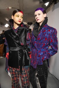 backstage-defile-dries-van-noten-automne-hiver-2020-2021-paris-coulisses-77.thumb.jpg.acbd63170799649fafe9aaf66ebcf3dc.jpg