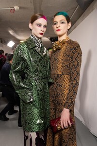 backstage-defile-dries-van-noten-automne-hiver-2020-2021-paris-coulisses-88.thumb.jpg.4708da0b80cbac2dd5f0ef9600f4157f.jpg