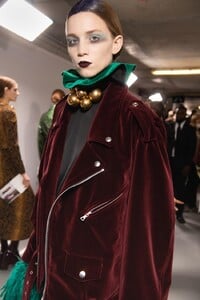 backstage-defile-dries-van-noten-automne-hiver-2020-2021-paris-coulisses-91.thumb.jpg.e6f74d04938025f6fb3c4ae3e8ee1266.jpg