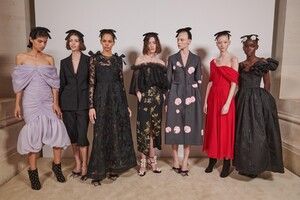 backstage-defile-giambattista-valli-automne-hiver-2020-2021-paris-coulisses-100.thumb.jpg.6a341fc48c9556005d6d30e4746bfdf7.jpg