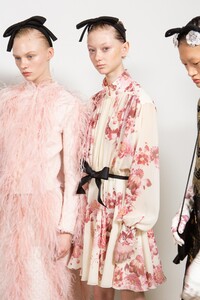 backstage-defile-giambattista-valli-automne-hiver-2020-2021-paris-coulisses-136.thumb.jpg.f19088801c31f9cc7350a0e84abe1465.jpg