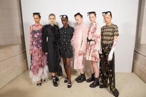 backstage-defile-giambattista-valli-automne-hiver-2020-2021-paris-coulisses-137.thumb.jpg.1e033df4d7fb7a23ae44a578dab502e9.jpg