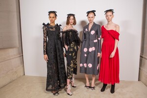 backstage-defile-giambattista-valli-automne-hiver-2020-2021-paris-coulisses-191.thumb.jpg.a46649b726ccfe6a0ec649e21d2dba11.jpg