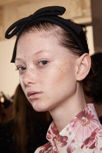 backstage-defile-giambattista-valli-automne-hiver-2020-2021-paris-coulisses-43.thumb.jpg.30d764b7e89c0de6f66ac2c59207526a.jpg
