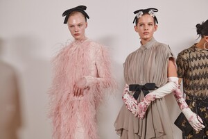 backstage-defile-giambattista-valli-automne-hiver-2020-2021-paris-coulisses-60.thumb.jpg.52612d62f0f917c93557949cc77d6c6f.jpg