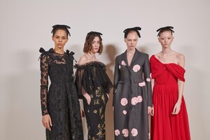 backstage-defile-giambattista-valli-automne-hiver-2020-2021-paris-coulisses-99.thumb.jpg.ed97f52fa478dbaa2f84feefbc19f7fc.jpg