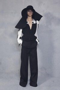 backstage-defile-givenchy-automne-hiver-2020-2021-paris-coulisses-202.thumb.jpg.eb491c3274f617b6b6fa2f9849446ff2.jpg