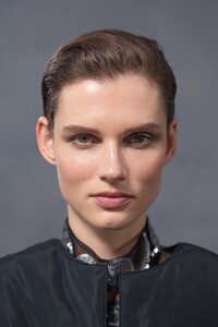 backstage-defile-givenchy-automne-hiver-2020-2021-paris-coulisses-212.thumb.jpg.fdcc89c48539a0c49938f7e2a6d7375d.jpg