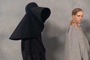 backstage-defile-givenchy-automne-hiver-2020-2021-paris-coulisses-246.thumb.jpg.b35e3b10c46bd6328c49bdf180b3a580.jpg