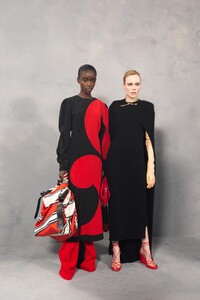 backstage-defile-givenchy-automne-hiver-2020-2021-paris-coulisses-268.thumb.jpg.7ddd78f421e39e32e4978d1de0b55cc9.jpg