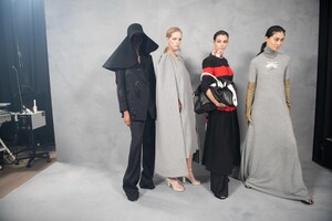 backstage-defile-givenchy-automne-hiver-2020-2021-paris-coulisses-338.thumb.jpg.cdd4f24b200801517ebc448ed84535bf.jpg