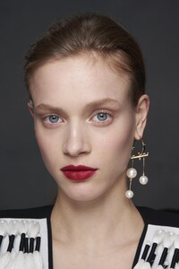 backstage-defile-givenchy-automne-hiver-2020-2021-paris-coulisses-34.thumb.jpg.c7765a8977105f8f2550fb82898a57b2.jpg